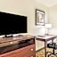 Cobblestone Hotel & Suites - Hutchinson