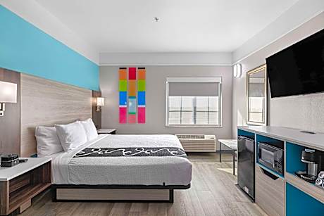 Deluxe King Room - Non-Smoking