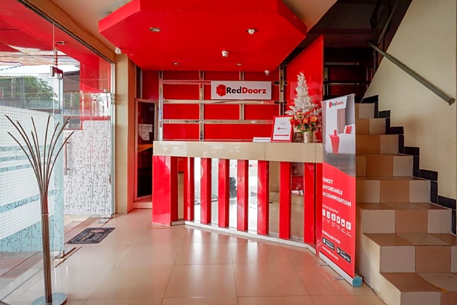 RedDoorz near Kendari Beach 2