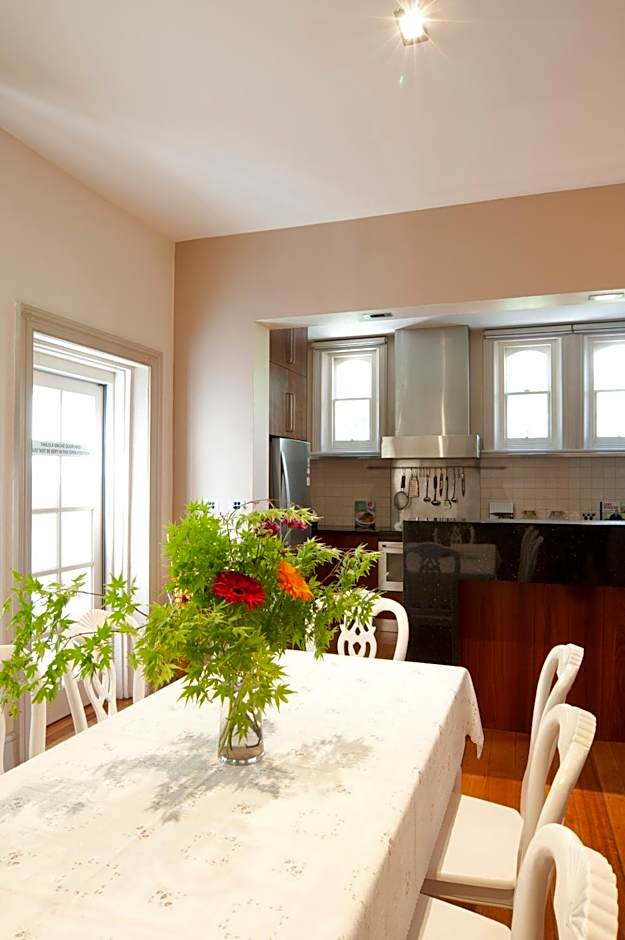 Lowena Cafe and Accommodation