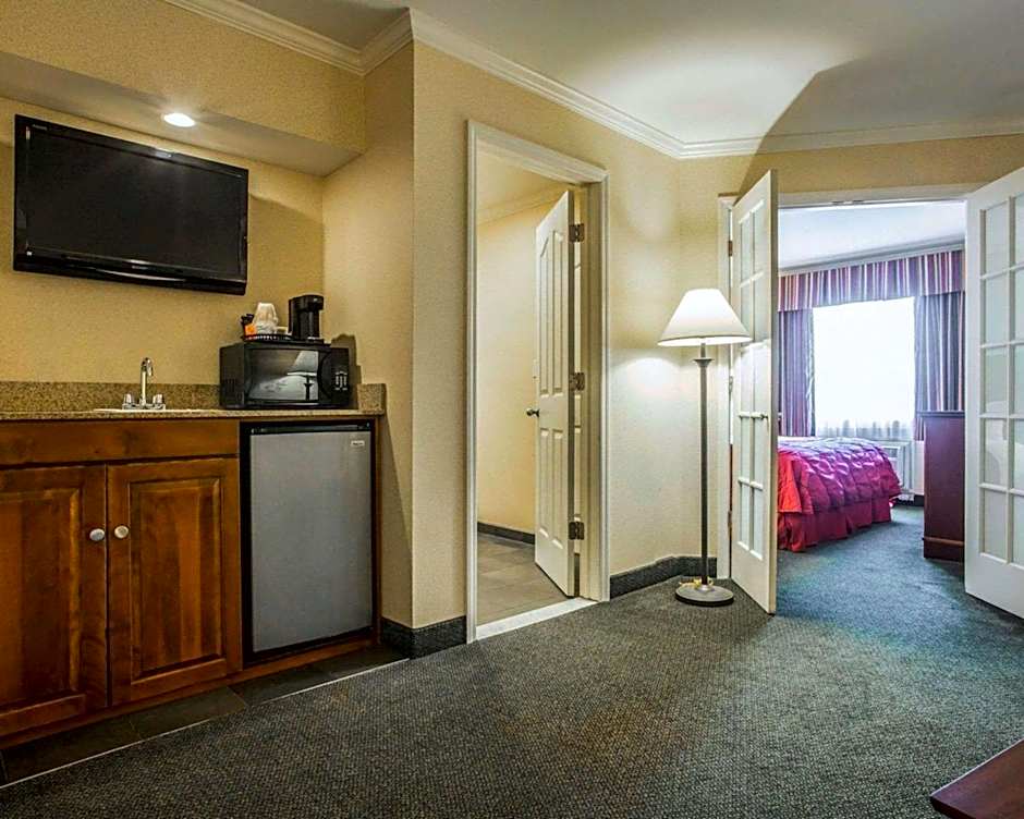 Clarion Inn & Suites At The Outlets Of Lake George
