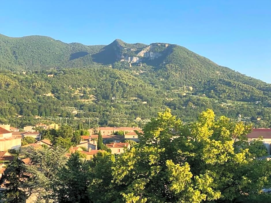 Les Horizons - SPA-JACUZZI - MASSAGE- SAUNA - 4 SAISONS - Piscine chauffée Toute l'année - 800m centre ville Nyons