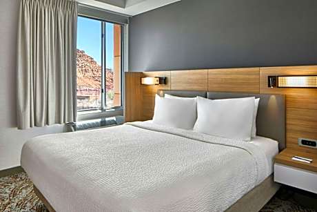 King Suite with River View and Trundle Sofa