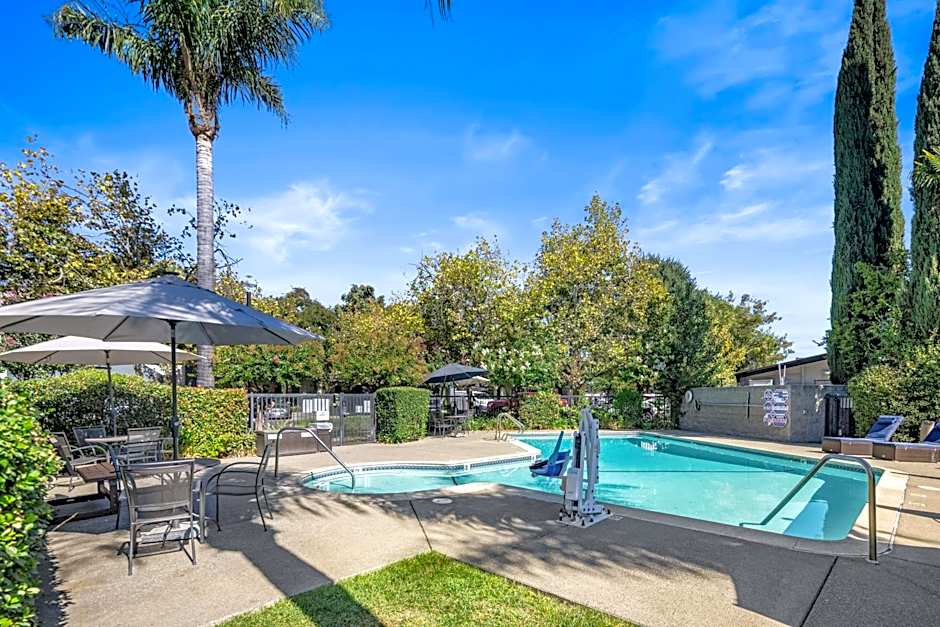 University Park Inn & Suites, an Ascend Collection Hotel