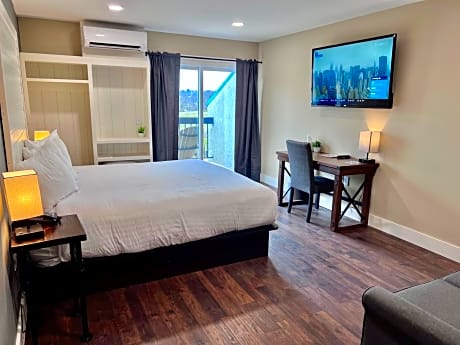 Deluxe King – Main Hotel with Balcony/Patio