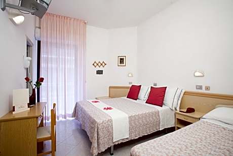 Classic Quadruple Room with Partial Sea View