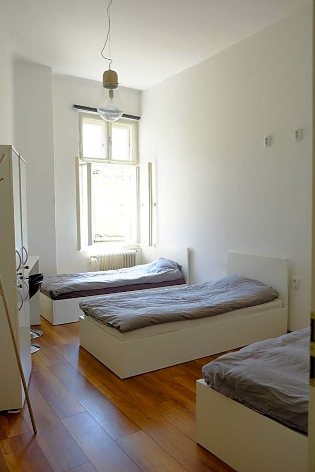 Lovecroatia Zagreb-'Paxnest' HOSTEL, No party! Cozy and quiet! Separated Men and women's rooms! Indoor shoes provided!