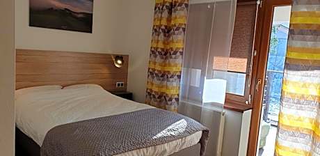Double Room with Balcony and Mountain View