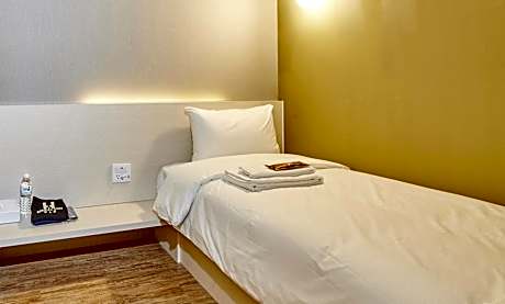 Single Room with Private Bathroom (Male Only)