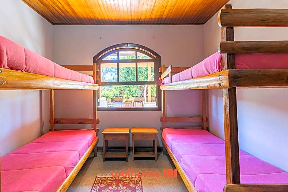 Casa em Campos do Jordão com Varanda e Lareira