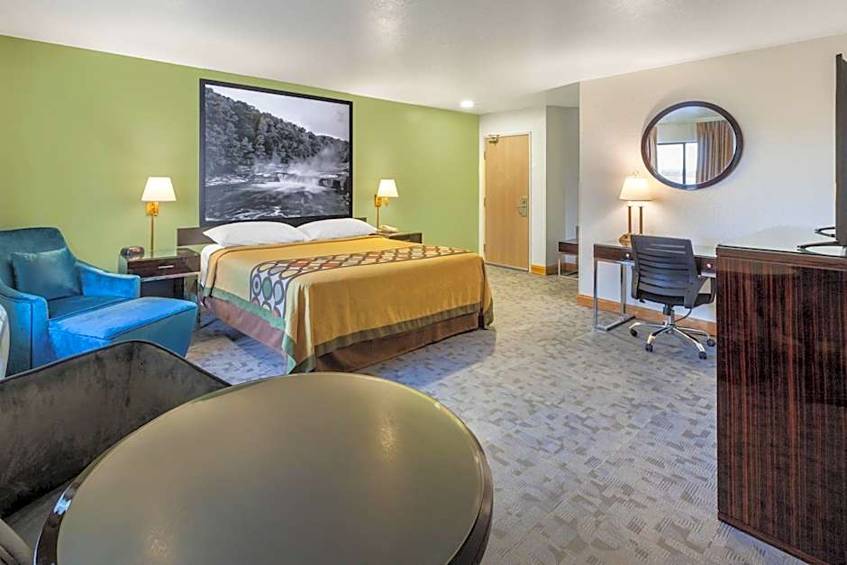 Super 8 by Wyndham Uniontown PA