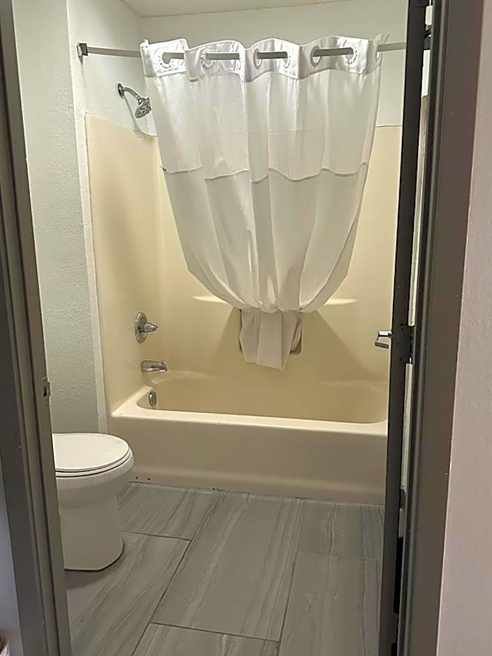 Quality Inn & Suites Decatur Priceville I-65