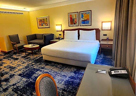 Junior Corner Suite with Lounge Access