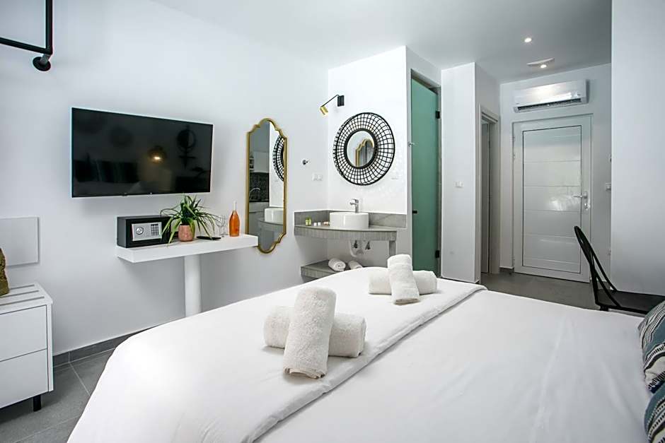 Calma Luxury Studios & Suites