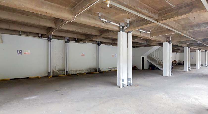 RedDoorz Plus near Living Plaza Jababeka