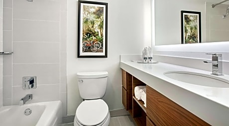 2 Queen Beds With City Or River View