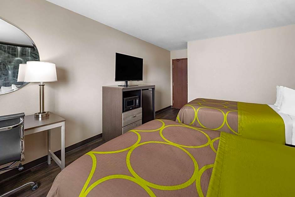 Super 8 by Wyndham Fairmont