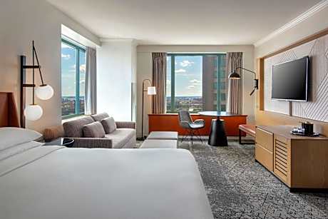 Executive Deluxe, Guest room, 1 King, Sofa bed, High floor (Mobility &amp; Hearing Accessible w/ Tub)