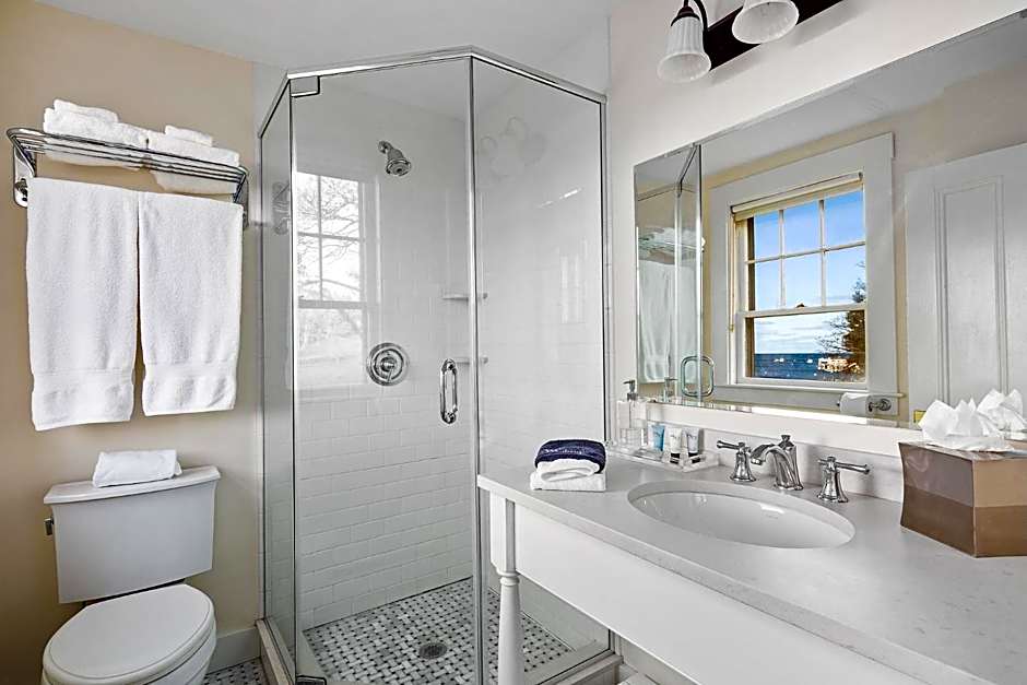 East Wind Inn & Suites