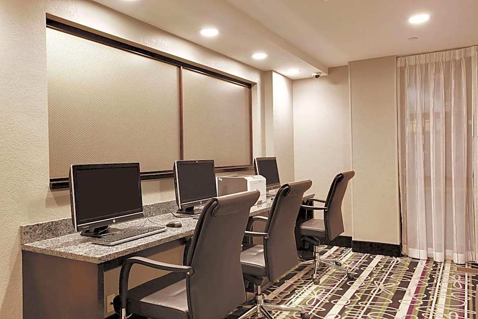 La Quinta Inn & Suites by Wyndham Detroit Metro Airport