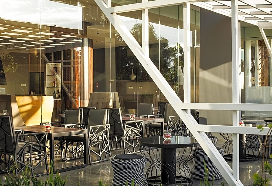 Aston Bellevue Radio Dalam