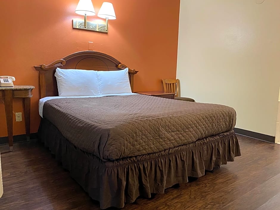 Photo 1 of 5 of 1 Queen Bed, Smoking
