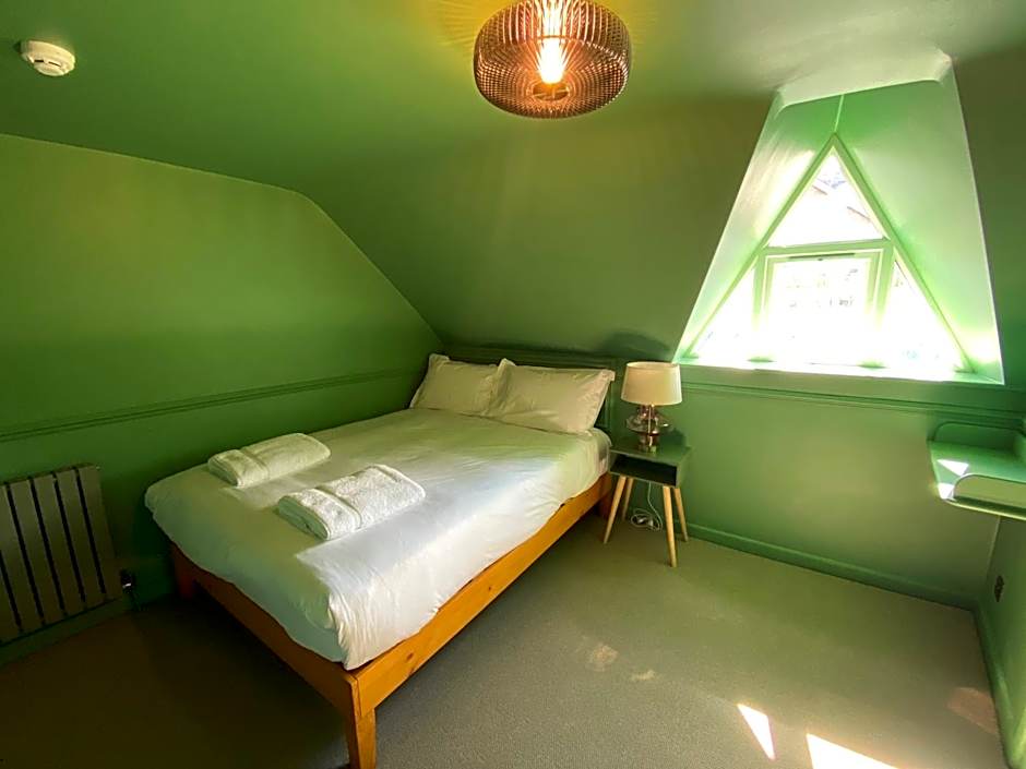 ROOMS AT THE QUAYSIDE - stylish en-suite rooms on Poole Quay all fully refurbed