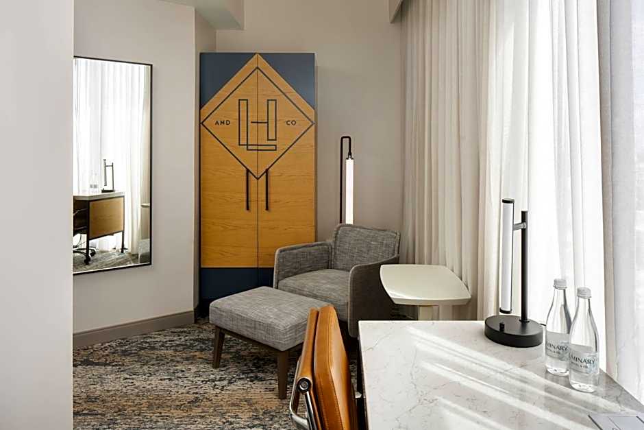 Photo 1 of 6 of 1 King Bed, Corner, City View, Balcony
