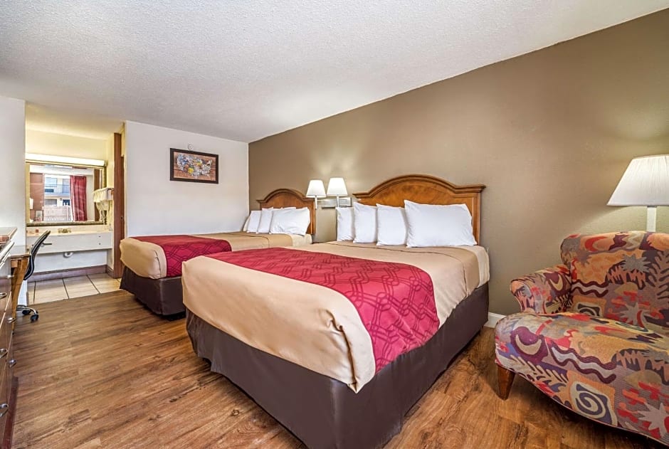 Econo Lodge Inn & Suites Macon