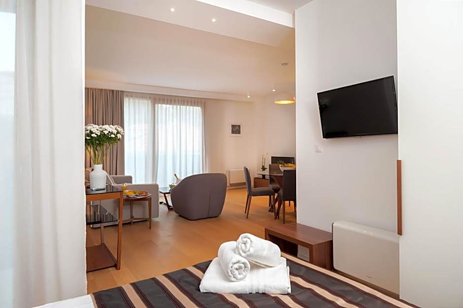 Residence by Vestibul Palace