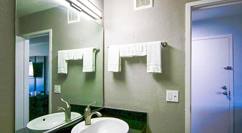 Motel 6 Topeka, KS - Northwest