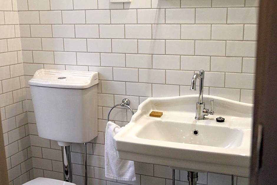 Alpine Hotel, Eat Drink Sleep