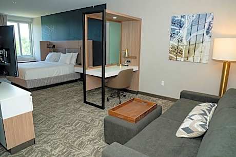 King Suite with Trundle Bed and Adapted Tub - Mobility and Hearing Accessible