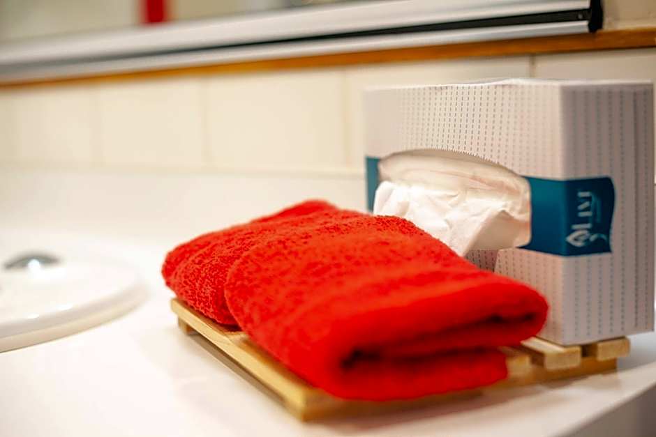 Cascades Lakefront Motel