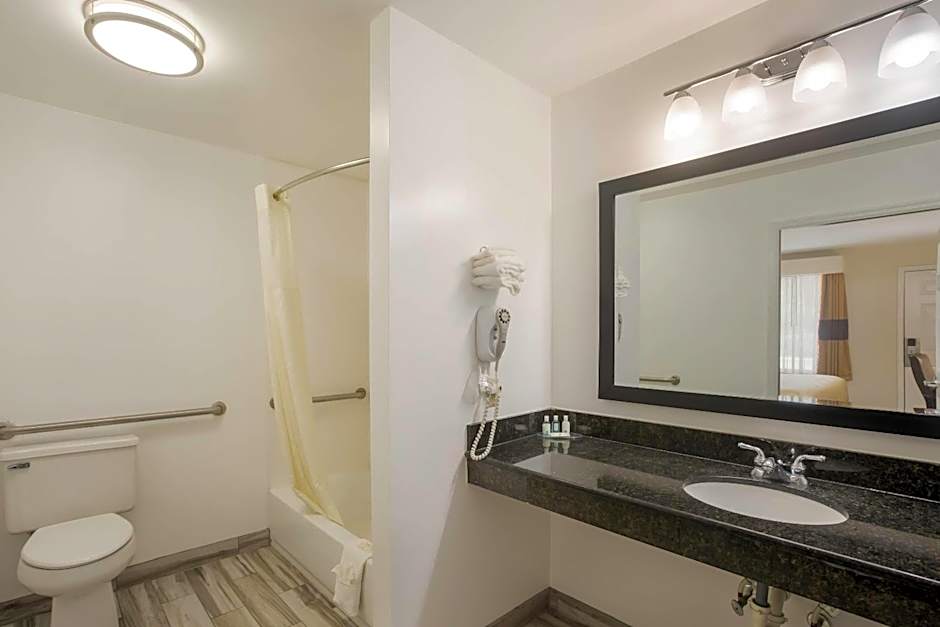 Quality Inn & Suites Greensboro near Lake Oconee