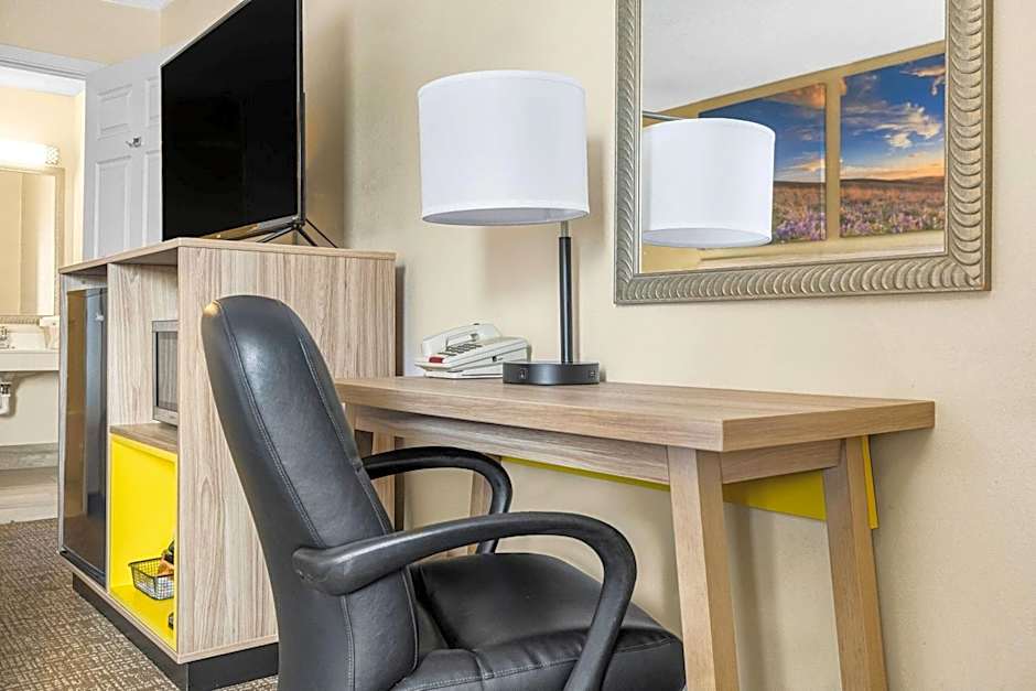 Days Inn by Wyndham Fort Wayne