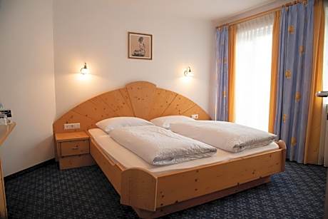 Deluxe Double or Twin Room with Mountain View