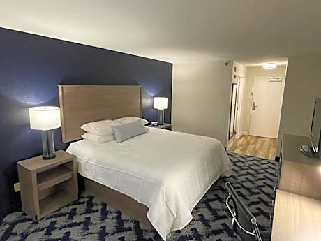 Superior King Room with Lake View - Accessible/Non-Smoking