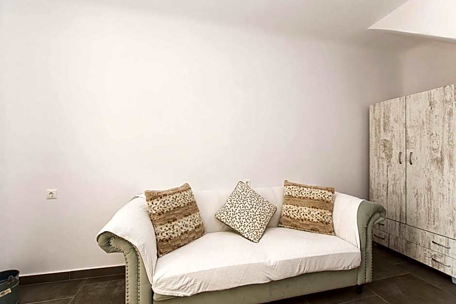 Peristeronas Village