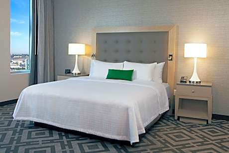 One-Bedroom King Suite - Hearing Access/Non-Smoking