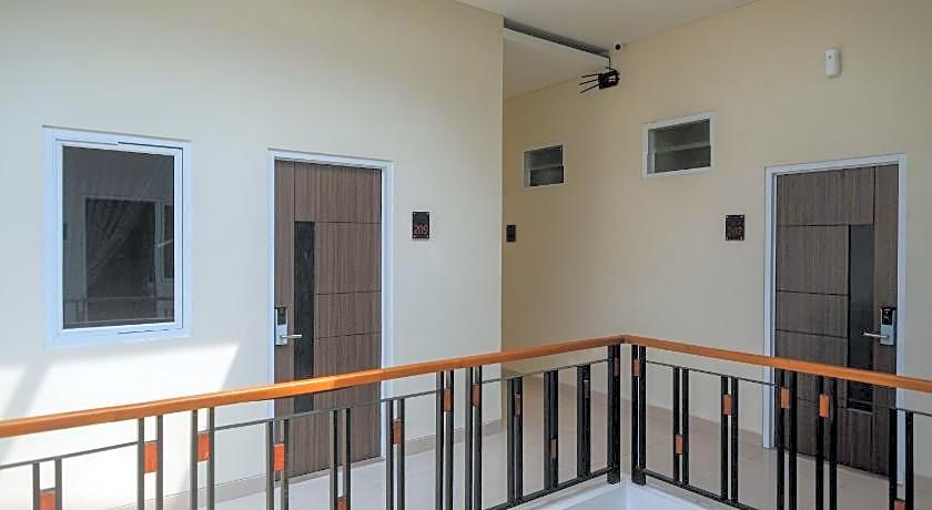 RedDoorz Plus near UMS Solo 2