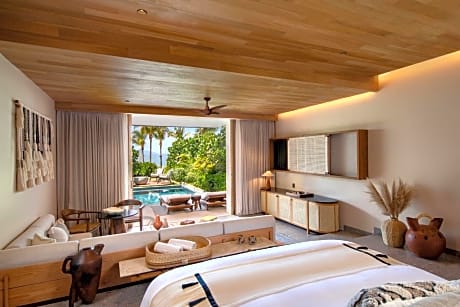 Marvelous King Suite with Beachfront Access - Oceanfront