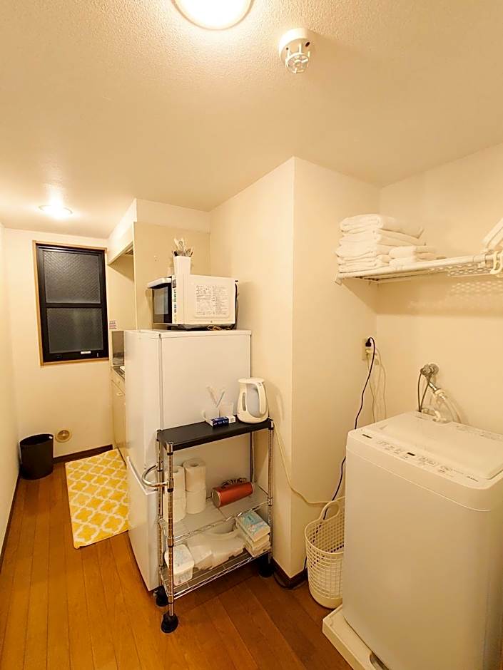 honeys guest house elevator , wash machine, huge closet space, private bathroom, walk to skytree in 10 minutes