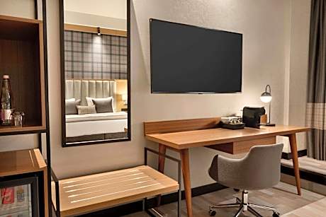 Deluxe King Room - Non-Smoking
