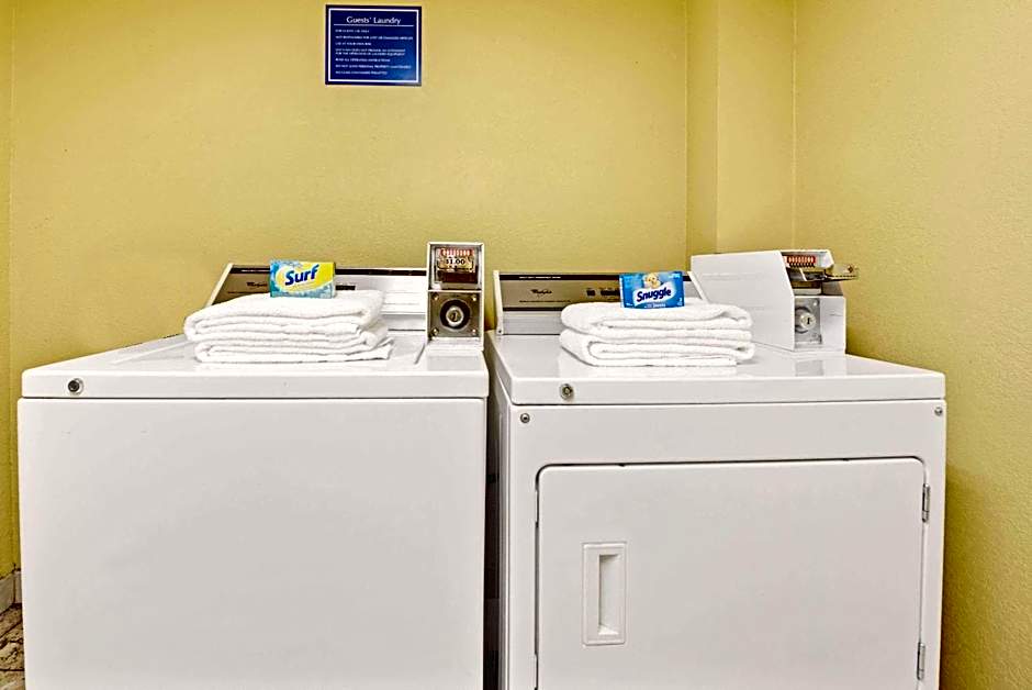 Days Inn & Suites by Wyndham DeSoto