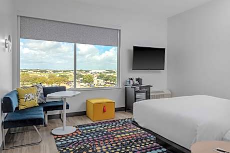 King Room with Roll-in Shower - Mobility Accessible