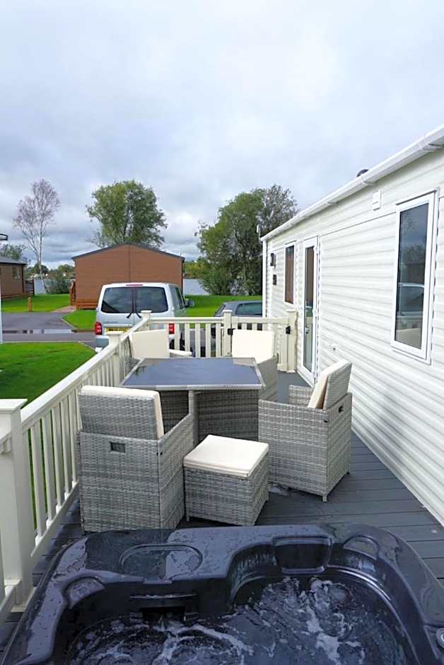MPoint36 at Tattershall Lakes Hot Tub Lake Views 3 Bedrooms