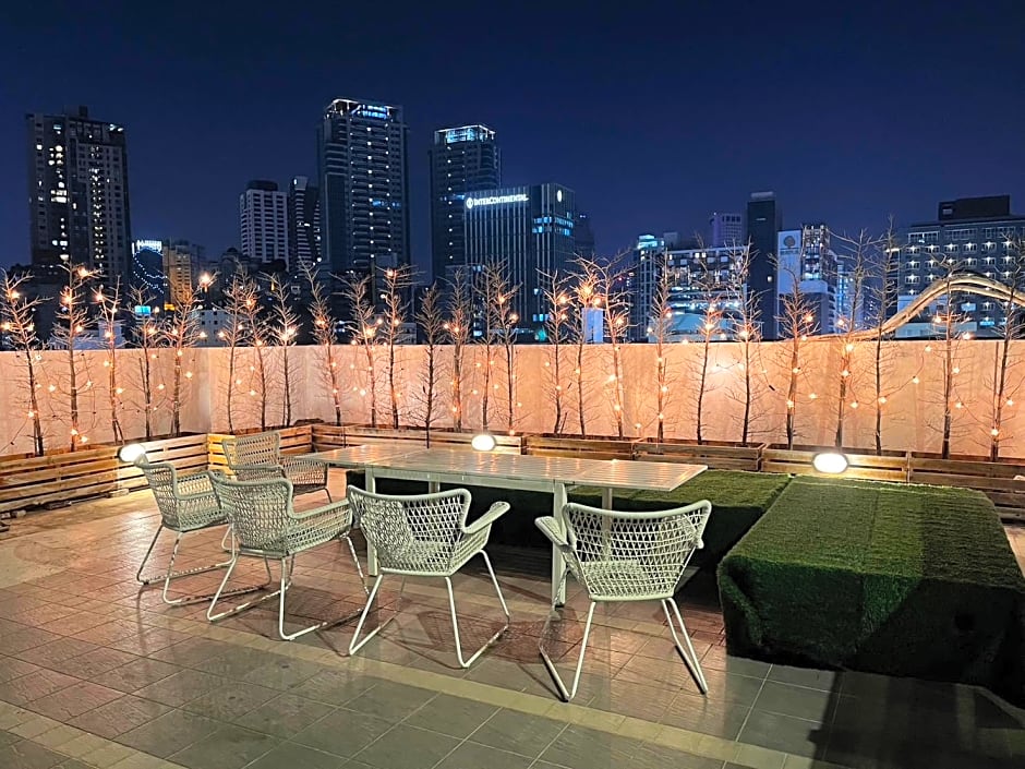 Stray Birds Taichung Hostel