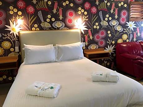 Queen Suite with Lake and Mountain Views