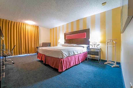 Deluxe Suite King Bed - Pool View